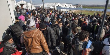 Με κλείσιμο των συνόρων στην πΓΔΜ απειλεί την Ελλάδα ο Aυστριακός υπουργός Εξωτερικών