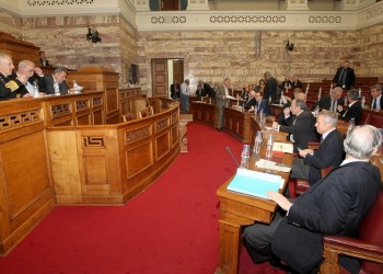 Σόου και ύβρεις από βουλευτές της ΧΑ στην ενημέρωση του Καμμένου στη Βουλή