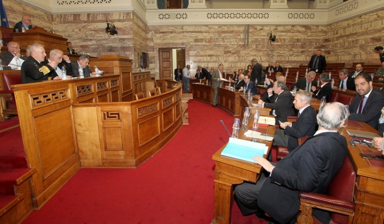 Σόου και ύβρεις από βουλευτές της ΧΑ στην ενημέρωση του Καμμένου στη Βουλή