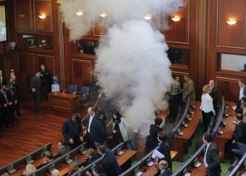 Απίστευτο! Δακρυγόνα μέσα στη Βουλή του Κοσόβου από την αντιπολίτευση (φωτο-βίντεο)