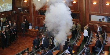 Απίστευτο! Δακρυγόνα μέσα στη Βουλή του Κοσόβου από την αντιπολίτευση (φωτο-βίντεο)