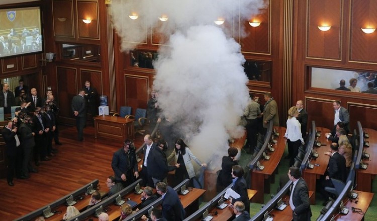 Απίστευτο! Δακρυγόνα μέσα στη Βουλή του Κοσόβου από την αντιπολίτευση (φωτο-βίντεο)