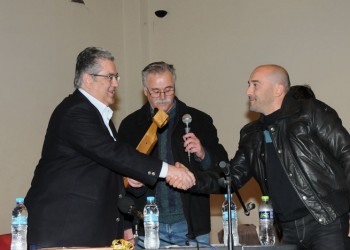 Μια ποντιακή λύρα δώρο στον Δημήτρη Κουτσούμπα στην Ποντοκώμη Κοζάνης