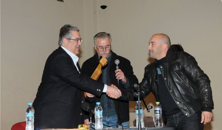 Μια ποντιακή λύρα δώρο στον Δημήτρη Κουτσούμπα στην Ποντοκώμη Κοζάνης