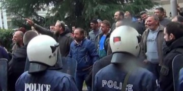 Αγρότες αποδοκίμασαν έντονα βουλευτές του ΣΥΡΙΖΑ στην Κοζάνη (βίντεο)