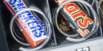 Σε ανάκληση προϊόντων Snickers και Mars προχωρά και η Mars Hellas