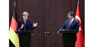 Η Τουρκία σφυροκοπάει τους Κούρδους της Συρίας