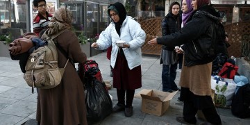 Χιλιάδες πρόσφυγες και μετανάστες παγιδευμένοι στην Ελλάδα