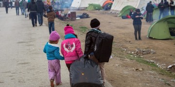 Άρχισαν να φεύγουν οι πρώτοι πρόσφυγες από την Ειδομένη