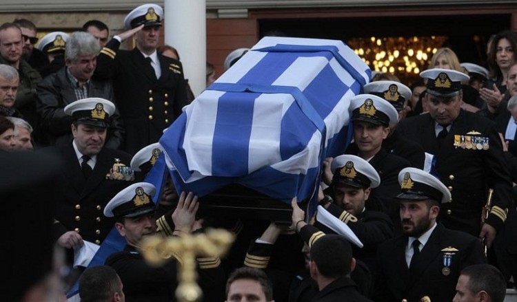 Ράγισαν καρδιές στην κηδεία του κυβερνήτη του μοιραίου ελικοπτέρου