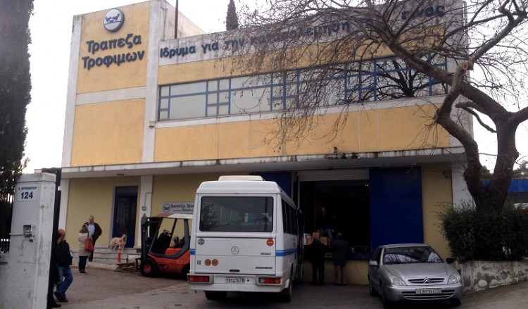 Όταν οι άνθρωποι περιμένουν να ζήσουν από τα συσσίτια... – Η συνεισφορά της ελληνικής «Τράπεζας Τροφίμων» (ρεπορτάζ)
