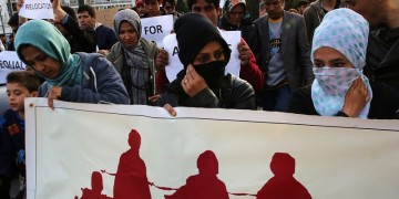 Πρόσφυγες και μετανάστες μεταφέρθηκαν από την πλατεία Βικτωρίας σε κέντρα φιλοξενίας