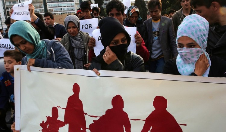 Πρόσφυγες και μετανάστες μεταφέρθηκαν από την πλατεία Βικτωρίας σε κέντρα φιλοξενίας