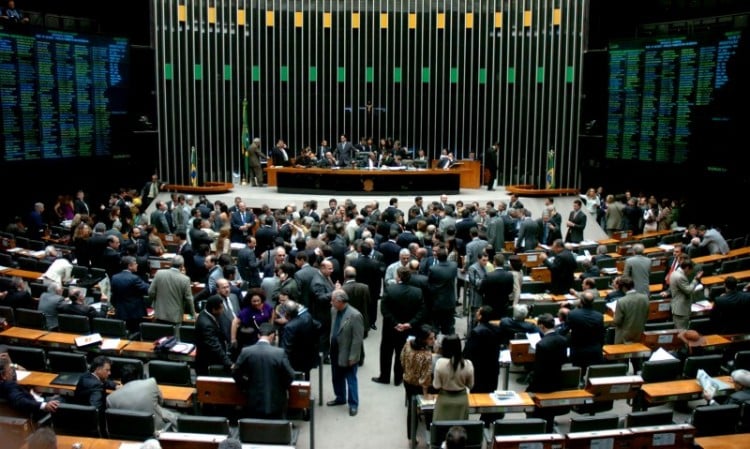Σελίδα ερωτικών γνωριμιών δίνει έκπτωση σε βουλευτές