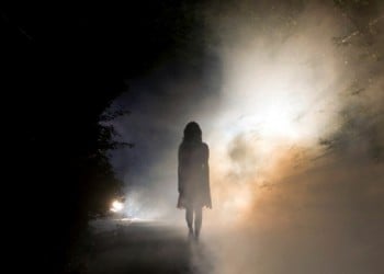 Οι μισοί από εμάς «βλέπουμε» ή «ακούμε» πεθαμένους