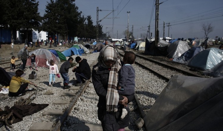 Μαξίμου: Προτεραιότητα να αδειάσουν Ειδομένη και Πειραιάς