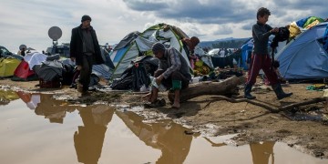 Μάχη με τις λάσπες στην Ειδομένη, κλειστή η Βαλκανική Οδός (φωτο-βίντεο)