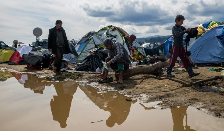 Μάχη με τις λάσπες στην Ειδομένη, κλειστή η Βαλκανική Οδός (φωτο-βίντεο)