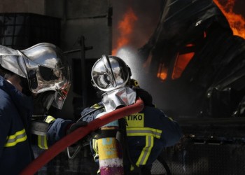 Μαίνεται η φωτιά στο εργοστάσιο του Ασπρόπυργου