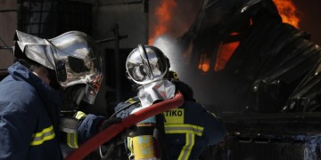 Μαίνεται η φωτιά στο εργοστάσιο του Ασπρόπυργου