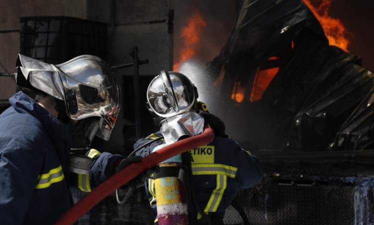 Μαίνεται η φωτιά στο εργοστάσιο του Ασπρόπυργου