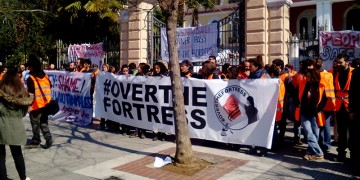 Διαμαρτυρία Iταλών ακτιβιστών για τους πρόσφυγες στο Υπουργείο Μακεδονίας-Θράκης