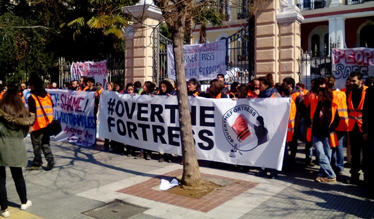 Διαμαρτυρία Iταλών ακτιβιστών για τους πρόσφυγες στο Υπουργείο Μακεδονίας-Θράκης