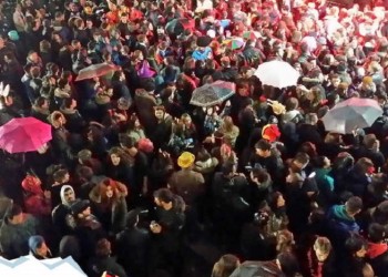Απτόητοι παρά τη βροχή οι καρναβαλιστές στην Κοζάνη (βίντεο)