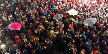 Απτόητοι παρά τη βροχή οι καρναβαλιστές στην Κοζάνη (βίντεο)