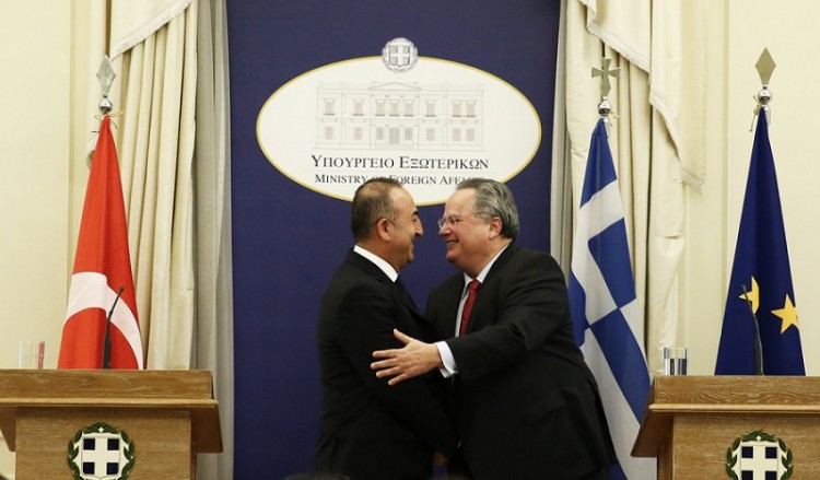 Στη μετάφραση απέδωσε ο Νίκος Κοτζιάς την υποτονική αντίδρασή του στις δηλώσεις Τσαβούσογλου