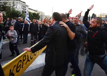 Ευθύνες σε πέντε αστυνομικούς για την επίθεση στον Κουμουτσάκο