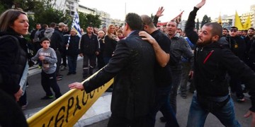 Ευθύνες σε πέντε αστυνομικούς για την επίθεση στον Κουμουτσάκο