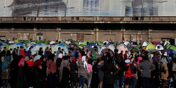 Βουλιάζει το λιμάνι του Πειραιά από τον κόσμο μετά τη λήξη της απεργίας της ΠΝΟ