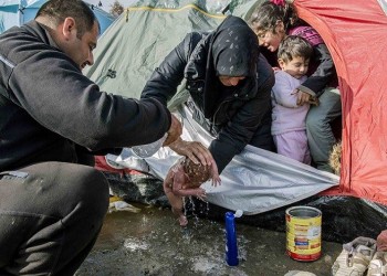Γεννήθηκε μέσα στις λάσπες, σε σκηνή στην Ειδομένη – Η φωτογραφία κάνει το γύρο του κόσμου