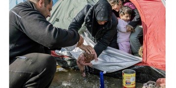 Γεννήθηκε μέσα στις λάσπες, σε σκηνή στην Ειδομένη – Η φωτογραφία κάνει το γύρο του κόσμου