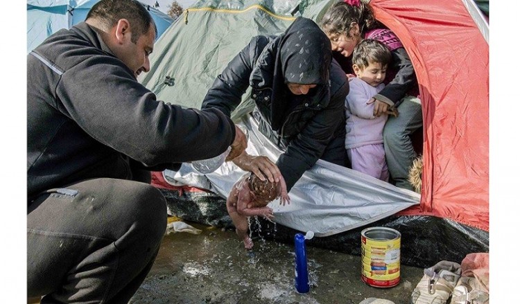 Γεννήθηκε μέσα στις λάσπες, σε σκηνή στην Ειδομένη – Η φωτογραφία κάνει το γύρο του κόσμου