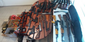 Ένα ολόκληρο οπλοστάσιο σε χωριό της Κρήτης: Είχαν από καλάσνικοφ μέχρι χειροβομβίδες!