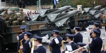 Mεγάλη στρατιωτική παρέλαση στην Αθήνα για την επέτειο της 25ης Μαρτίου (φωτο-βίντεο)