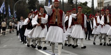 Η μαθητική παρέλαση της 25ης Μαρτίου στην Αθήνα (φωτο-βίντεο)