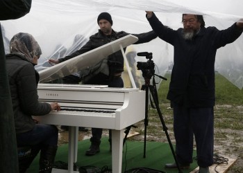 Σύρια πρόσφυγας έπαιξε πιάνο στην Ειδομένη δίπλα στον Άι Γουέι Γουέι