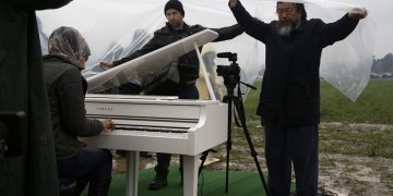 Σύρια πρόσφυγας έπαιξε πιάνο στην Ειδομένη δίπλα στον Άι Γουέι Γουέι
