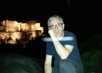 Ο Πόλυς Κυριάκου ταξιδεύει με τον Γρηγόρη Αυξεντίου και τον Γιάννη Ρίτσο σε όλη την Κύπρο και αφυπνίζει συνειδήσεις (βίντεο, φωτο)