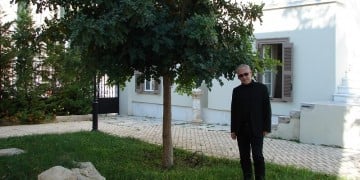 Ο Πόλυς Κυριάκου φωτογραφημένος, το 2016, στο κτήριο όπου στεγάζεται η Εύξεινος Λέσχη Αθηνών (φωτ. αρχείου: Χριστίνα Κωνσταντάκη)