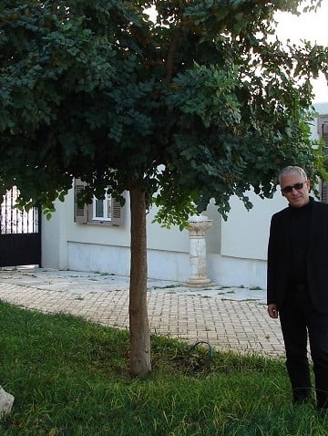 Ο Πόλυς Κυριάκου φωτογραφημένος, το 2016, στο κτήριο όπου στεγάζεται η Εύξεινος Λέσχη Αθηνών (φωτ. αρχείου: Χριστίνα Κωνσταντάκη)