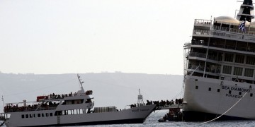 Ανέλκυση του κρουαζιερόπλοιου Sea Diamond από το βυθό της Σαντορίνης