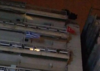 Θεσσαλονικιός κρέμασε τουρκική σημαία στο μπαλκόνι του!