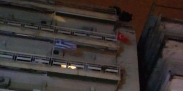 Θεσσαλονικιός κρέμασε τουρκική σημαία στο μπαλκόνι του!