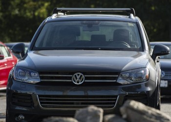 Ανακαλεί 800.000 οχήματα η Volkswagen