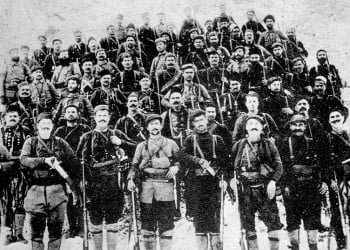 Οι τσέτες χτυπούσαν τα κεφάλια των παιδιών στα βράχια μέχρι να πεθάνουν - Cover Image