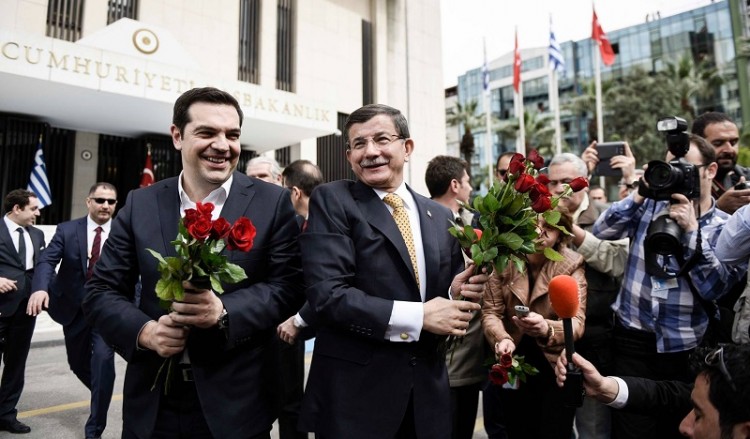Λουλούδια από Τσίπρα και Νταβούτογλου σε γυναίκες δημοσιογράφους (φωτο)